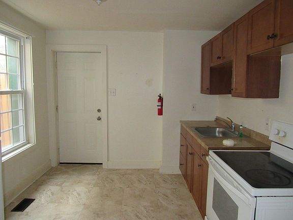 5th image of 830 Coates St