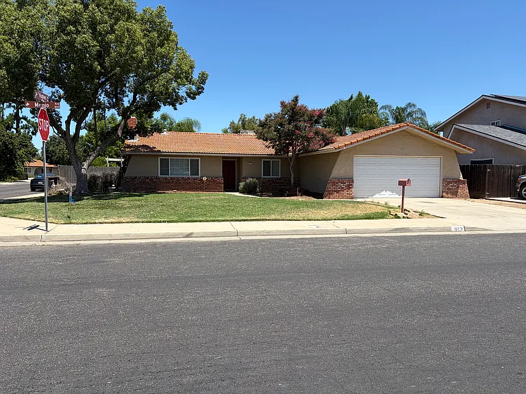 823 Menlo Ave — Photo 4