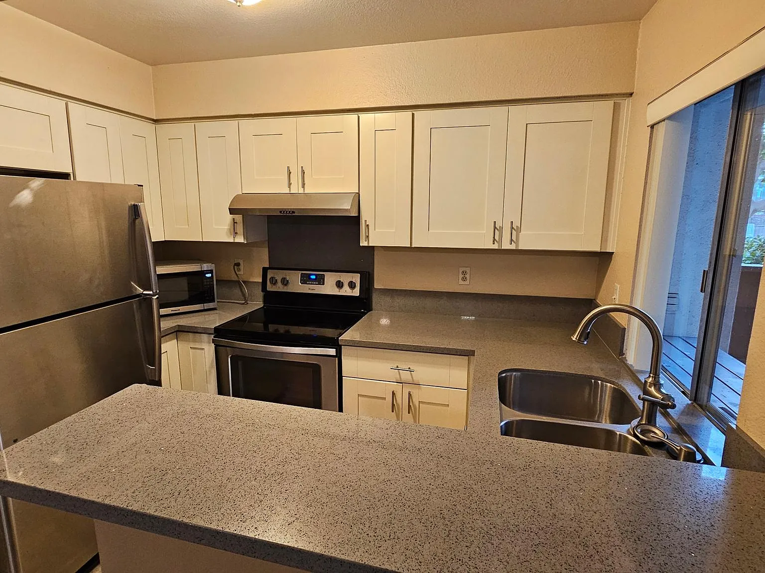 1 bed, 726 sqft, $2,195 — Photo 3
