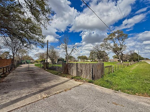 5th image of 25118 Roesner Ln