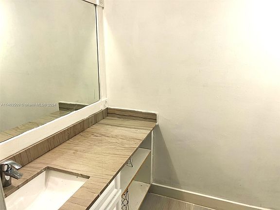 5th image of 402 N Laurel Dr #203