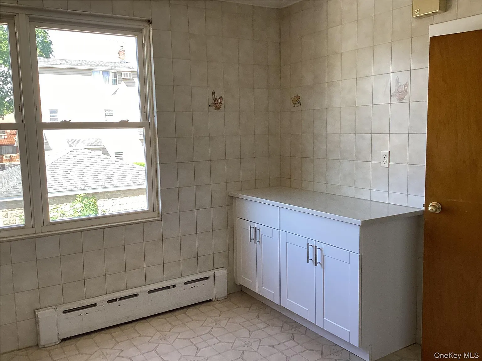 3 bed, 1.0 bath, 2465 sqft, $2,700 — Photo 2