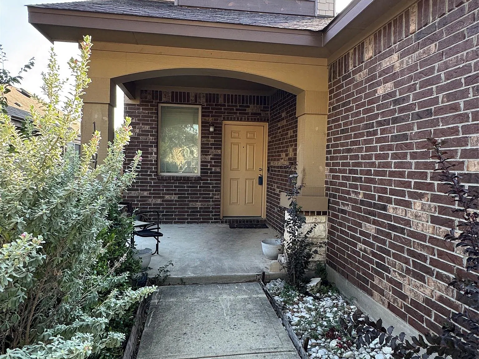 3 bed, 2.0 bath, 1878 sqft, $1,975 — Photo 2