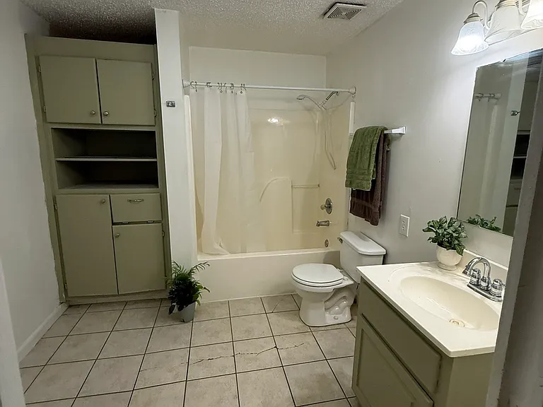 409 Grimes St — Photo 3