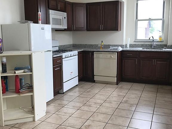 Brand new Eat-in-Kitchen