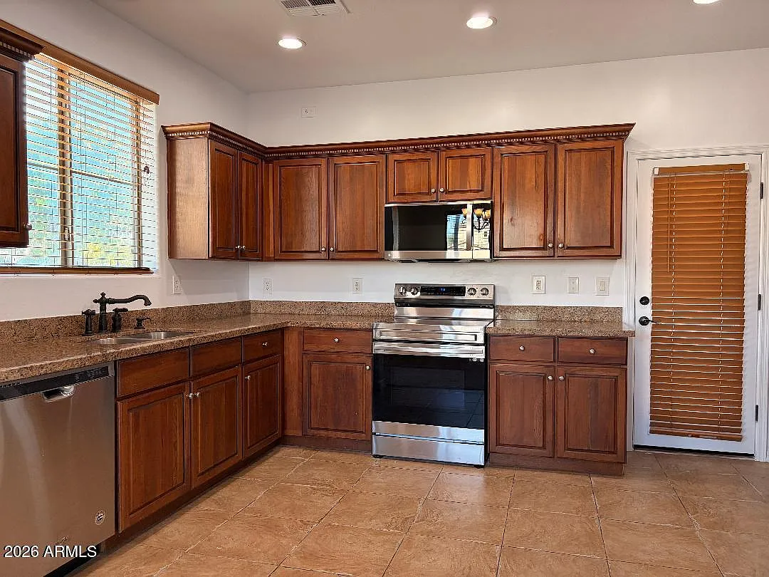 4 bed, 3.5 bath, 2260 sqft, $2,400 — Photo 3