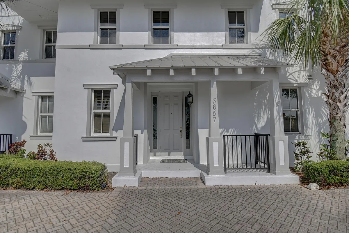 Building Photo - 3657 NE Pineapple Ave #3657