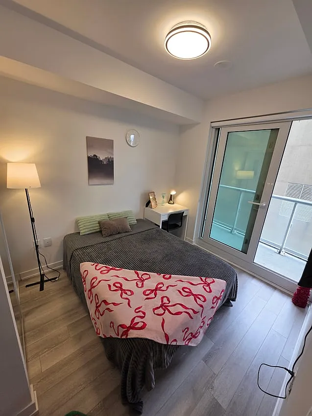Deluxe Room with Balcony - Dundas St West & Simcoe St — Photo 4