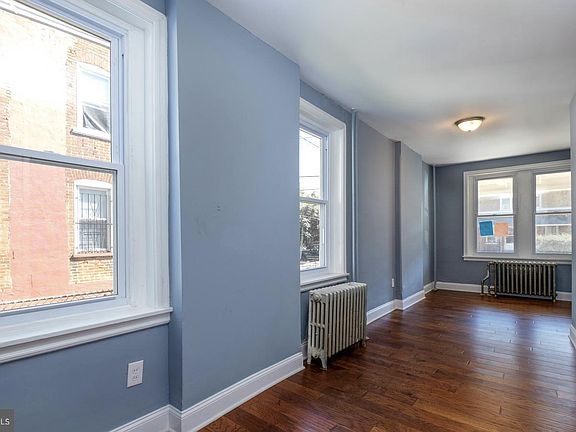 3rd image of 18 E 21st St