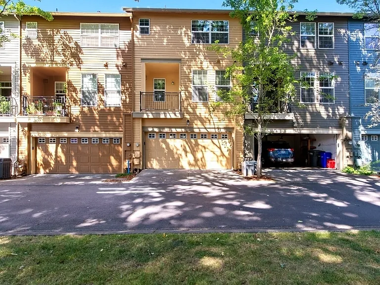 816 NE Caden Ave — Photo 3