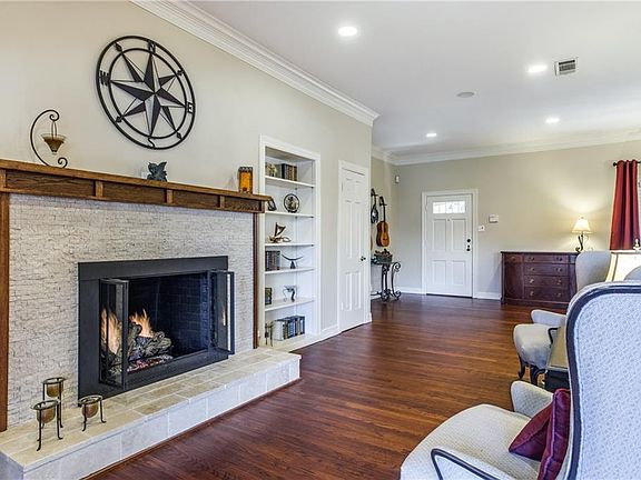 3rd image of 6739 Greenwich Ln