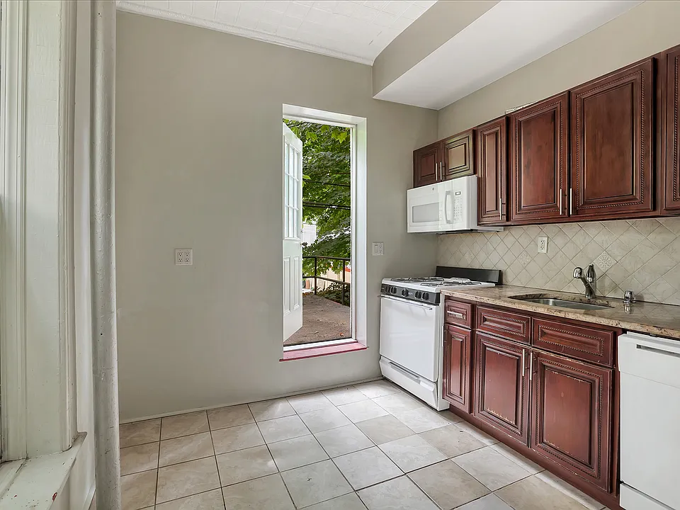 51 Irving Pl #2