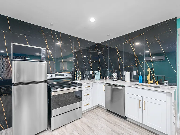 1118 Banks St #9 — Photo 11