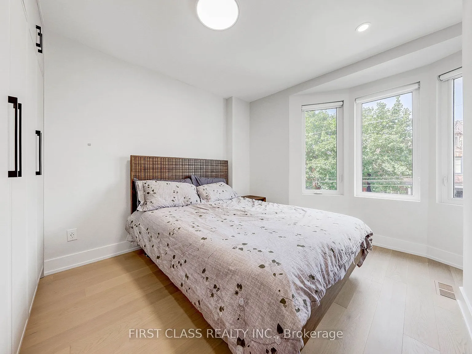 1 bed, $2,300 — Photo 4