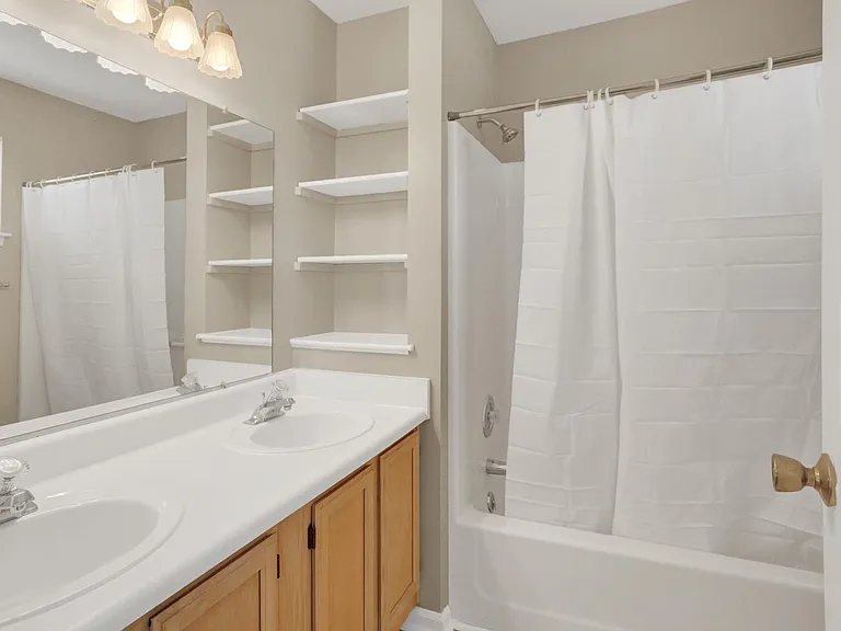 1556 Macintosh Way — Photo 13