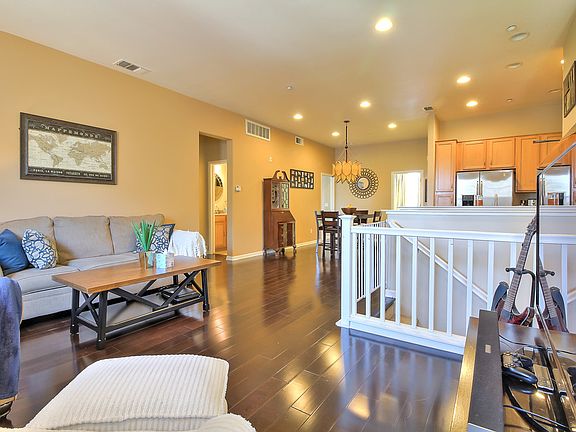 4th image of 22812 Paseo Pl