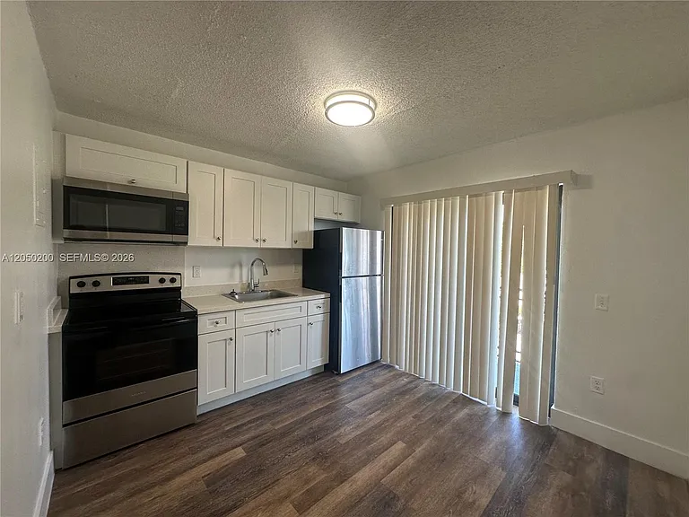 529 SW 4th St #301 — Photo 16