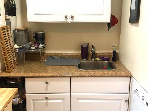 Kitchen (dishwasher to the right)