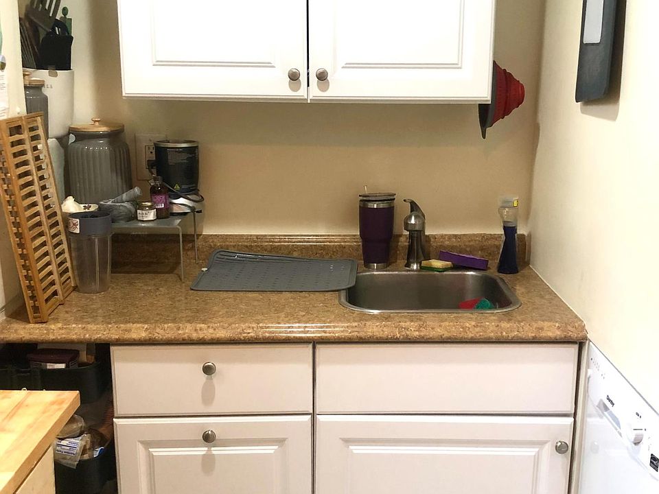 Kitchen (dishwasher to the right)