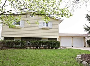 755 Nottingham Ln, Crystal Lake, IL 60014