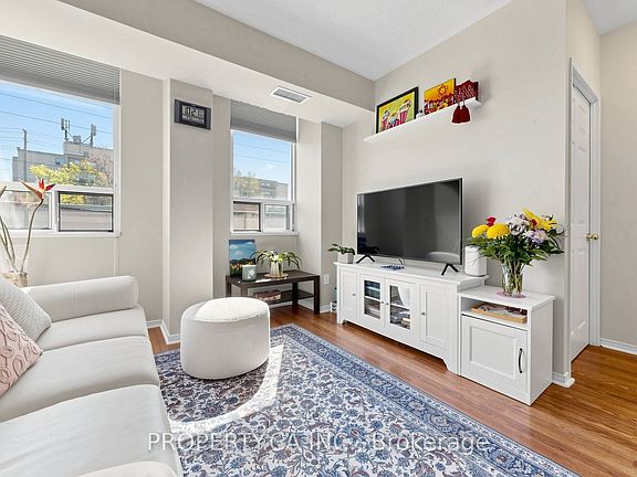 3rd image of 7398 Yonge St #107