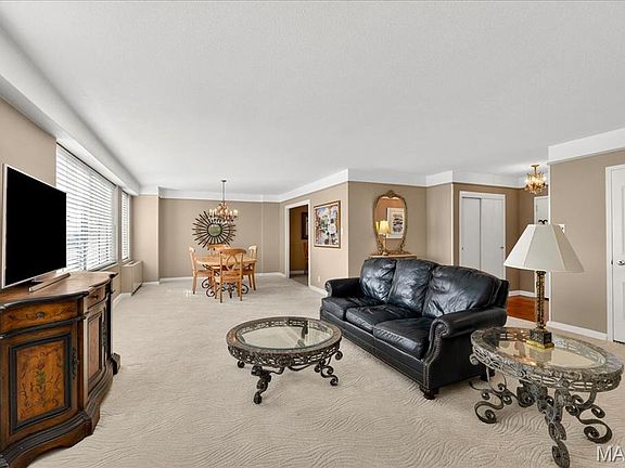 3rd image of 900 S Hanley Rd APT 6C