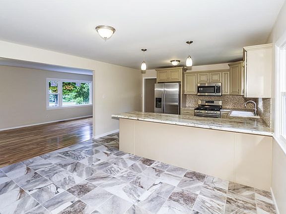 3rd image of 4505 Silverhill Dr