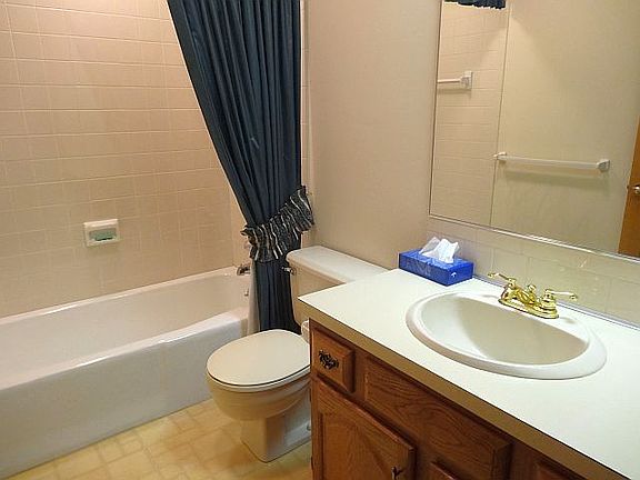 5th image of 2822 S Redwood Dr