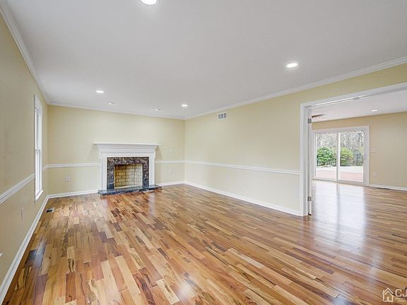 5th image of 50 Saratoga Dr
