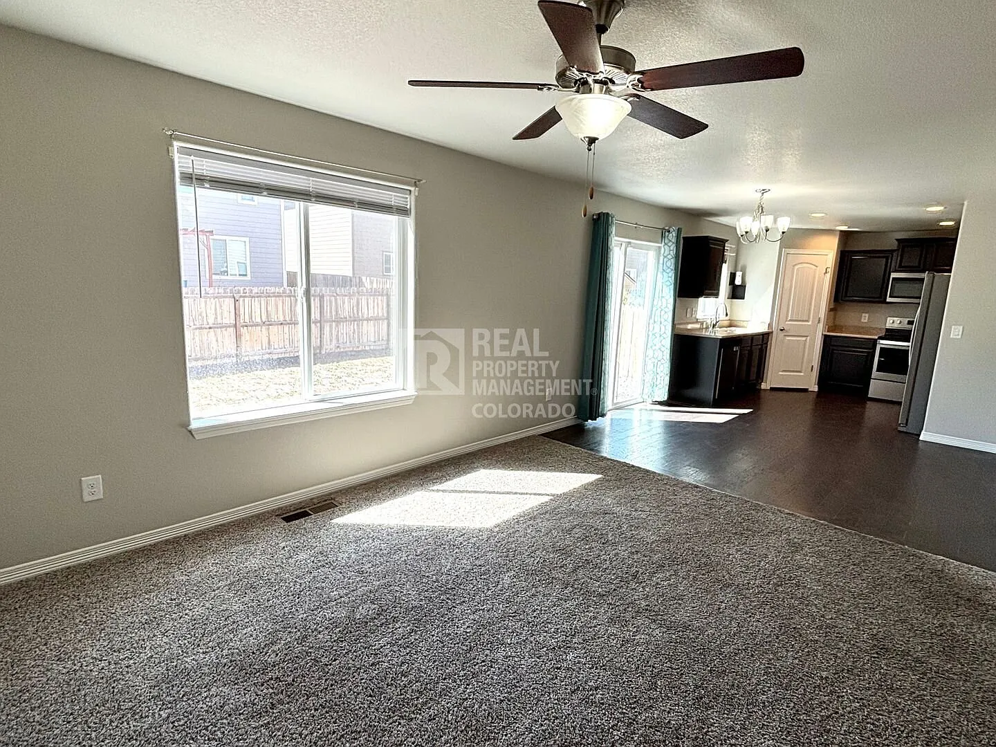 Beautiful 3 Bedroom Home with Central AC & Fenced Backyard — Photo 3