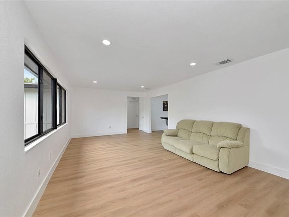 4th image of 2239 Worrington St