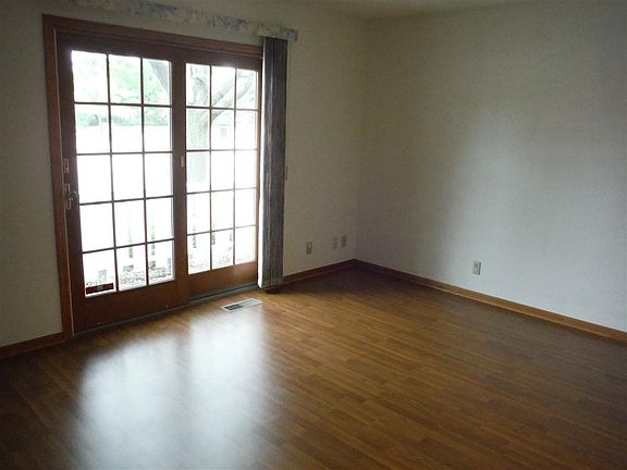 5th image of 2118 Holiday Dr