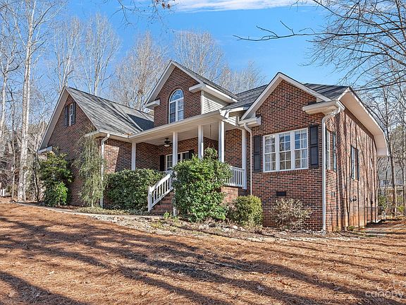 2nd image of 122 Dobbin Ln