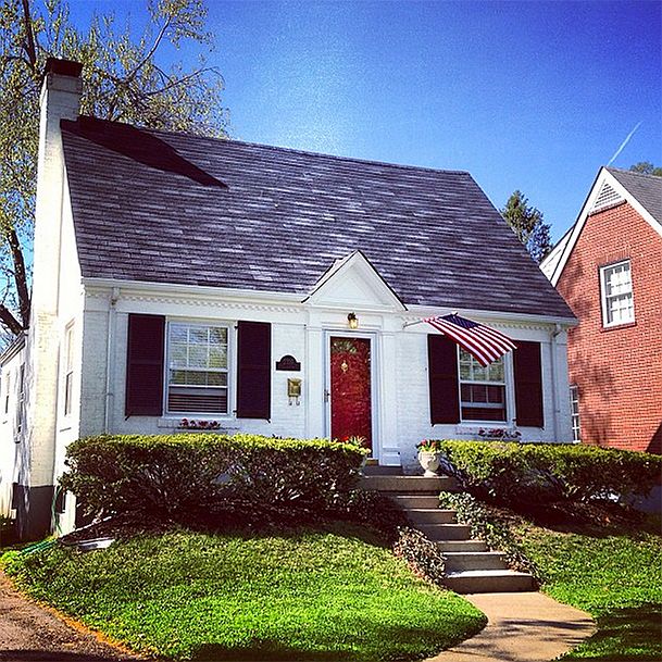 1st image of 2337 Gladstone Ave