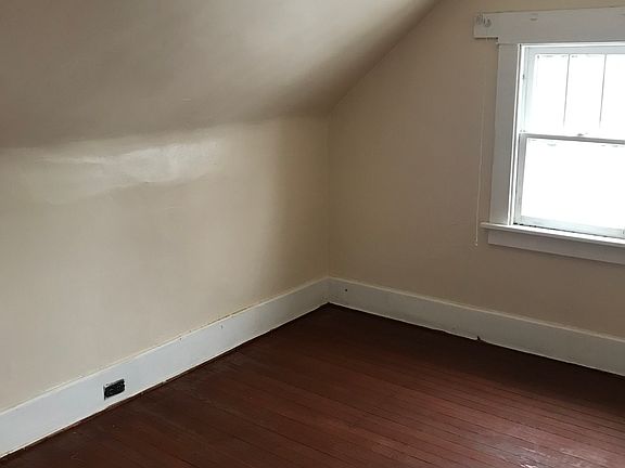 4th image of 208 Hagen St