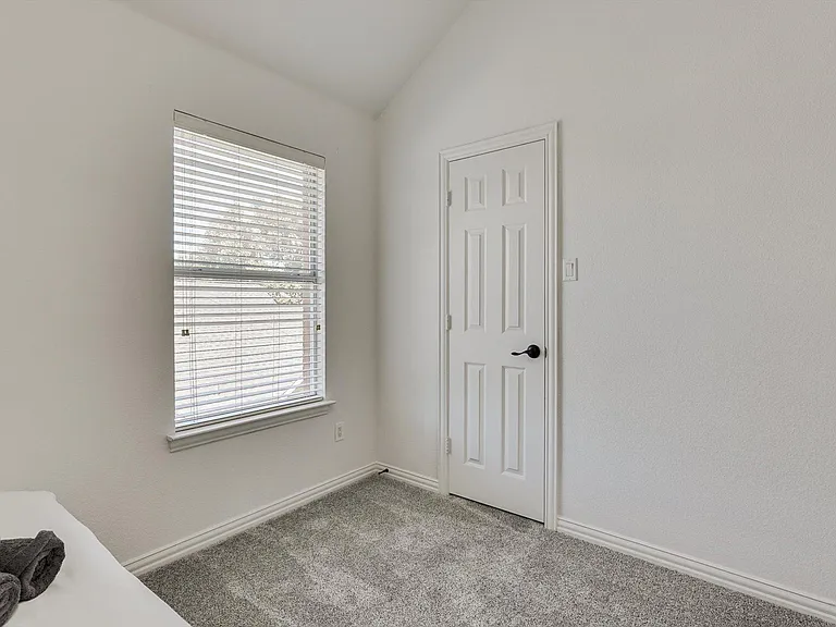 2410 Shorewood Ct — Photo 38