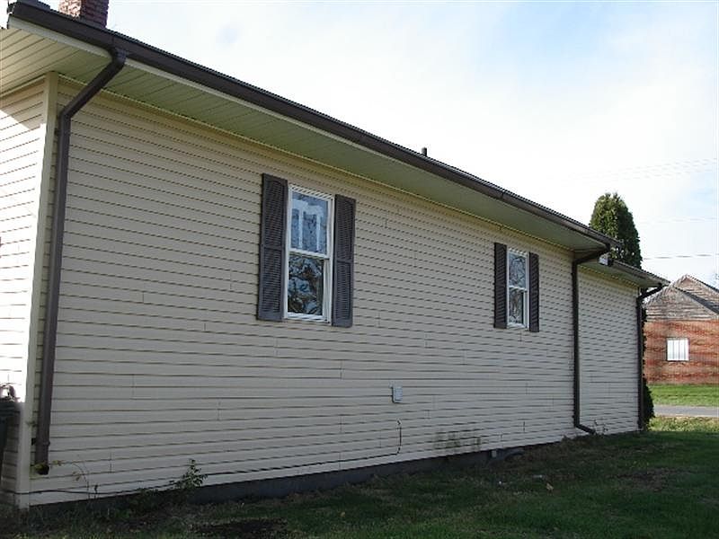2nd image of 302 NW 1st St