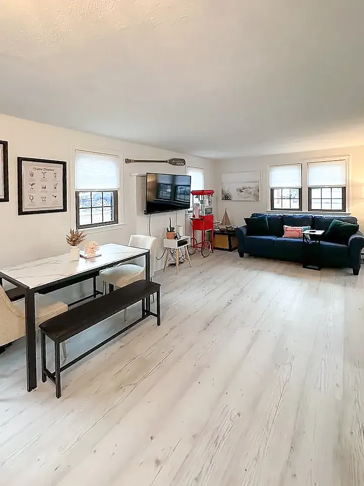 3 bed, 900 sqft, $1,900 — Photo 2
