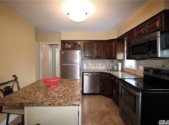 5th image of 34 Crestwood Ln