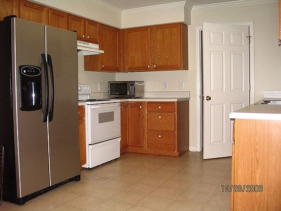 Large kitchen. Appliances stay.