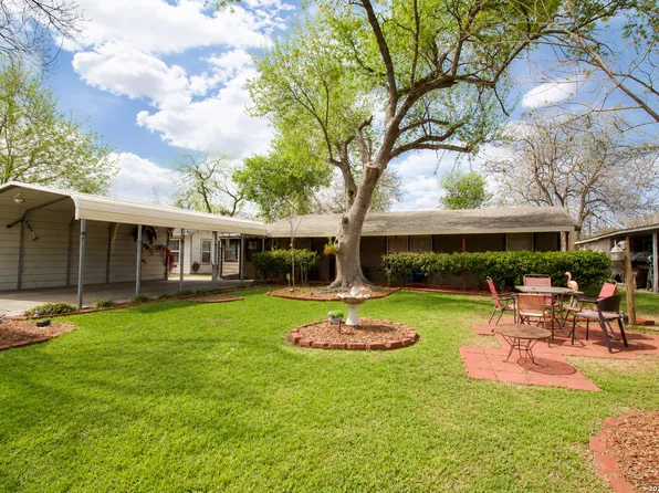 1013 E Hutchinson, Beeville, TX 78102
