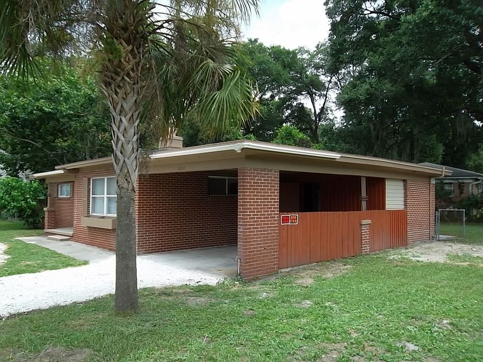 All brick 3/2 on corner lot
