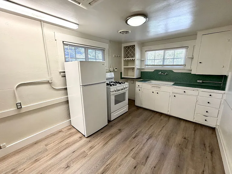 1273 N College Ave — Photo 8