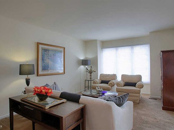 4th image of 43623 Saint Ives Ct