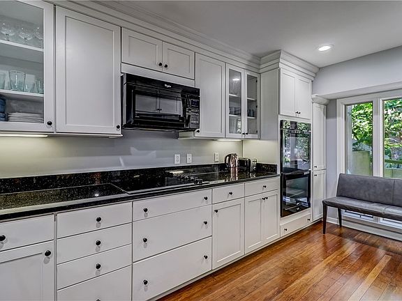 3rd image of 2219 Boxwood Ln