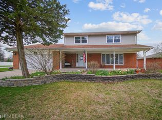8698 Wood Vale Dr, Darien, IL