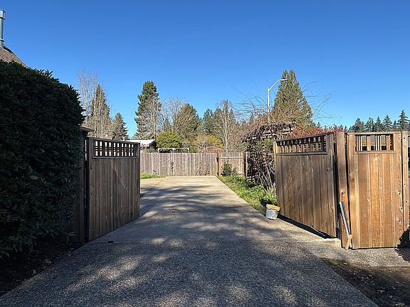 2nd image of 809 NE Jackson School Rd