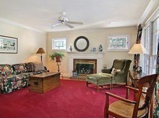 28W609 Woodland Rd, Warrenville, IL 60555