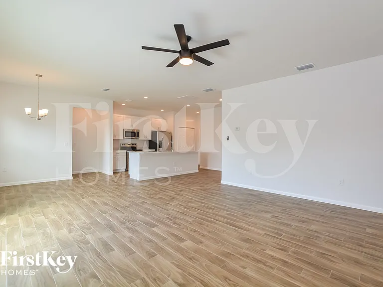 2011 E Prairie Cir — Photo 4