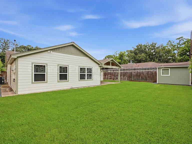 2207 Saxon Dr — Photo 31